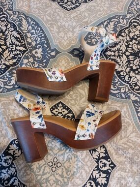 Torrid Floral Print White Platform Sandals with Chunky Wood Heel 9W